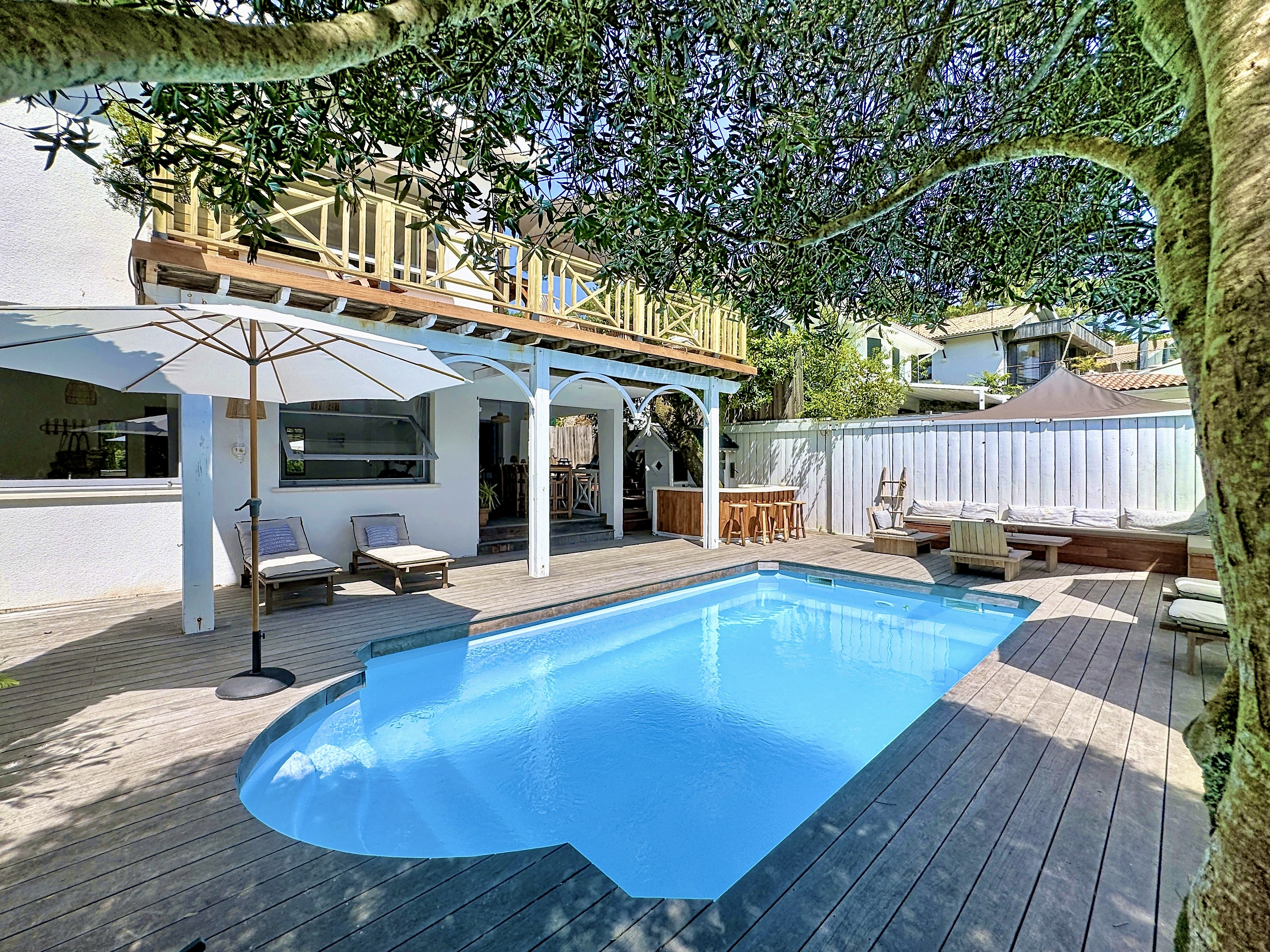Piscine et transats